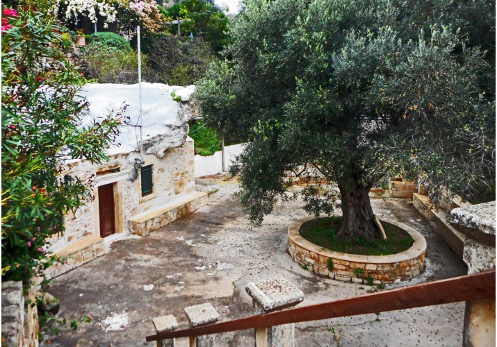 Υποβαθμισμένος Προαύλιος Χώρος Ναού (σε σχέση με το δρόμο)