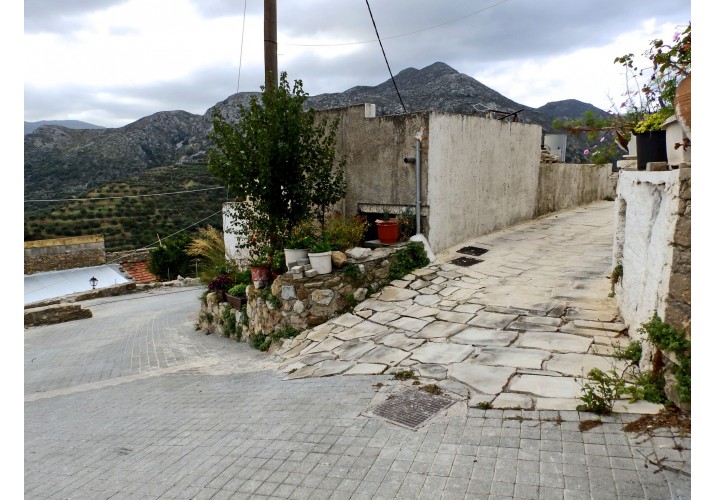 Πλατύς Ελεύθερος Χώρος κοντά στο πρωτεύον πλάτωμα του οικισμού