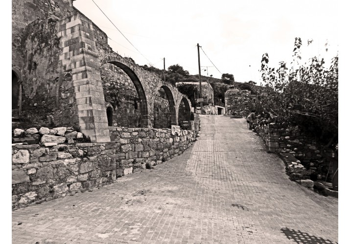 Κεντρικό Πλάτωμα Οικισμού (χαρακτηριστικές οι καμάρες του ενετικού ελαιοτριβείου)