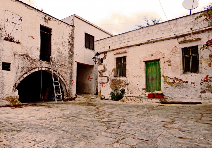 Δευτερεύον Πλάτωμα με πέρασμα προς τη δυτική πλευρά του οικισμού 