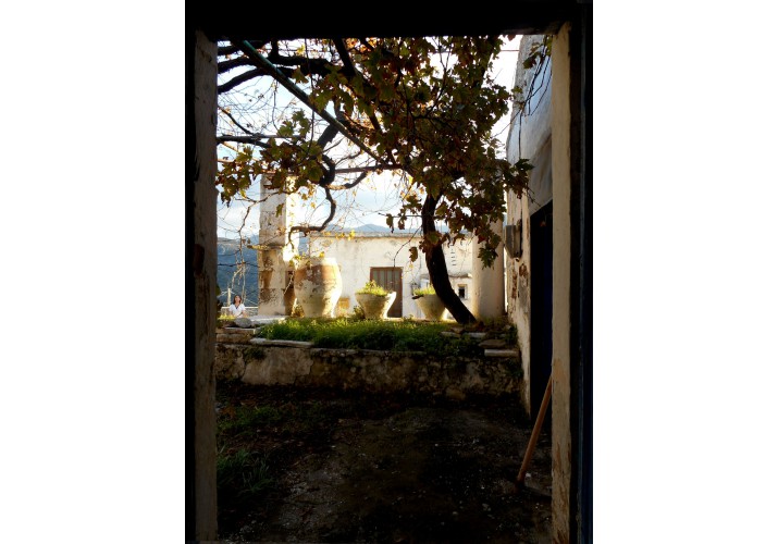 Άποψη της αυλής από το εσωτερικό