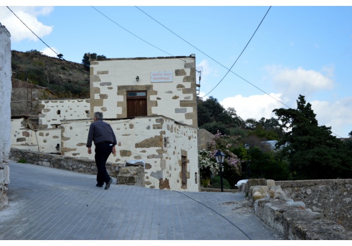 Άποψη του κτηρίου από το δρόμο