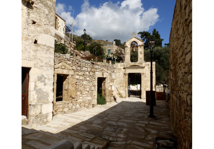 Άποψη του κτηρίου από το δρόμο