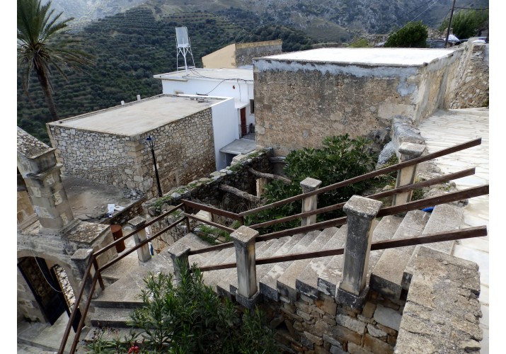 Άποψη από τον πάνω δρόμο. Σχέση με έδαφος