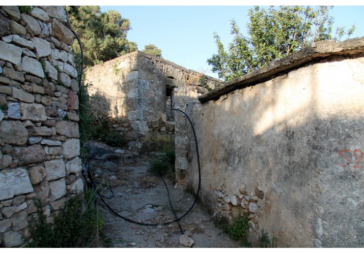 Μονοπάτι προς το κτήριο 