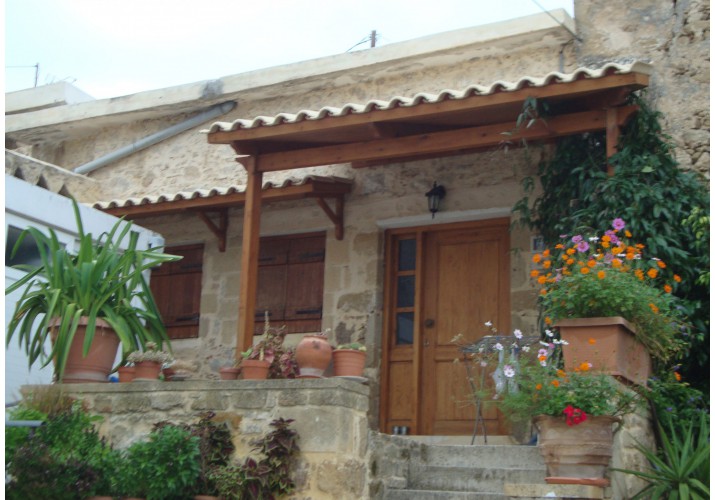 επέμβαση σε υφιστάμενο κτήριο.Τοποθετήθηκαν ταμπλαδωτά κουφώματα και ξύλινο στέγαστρο