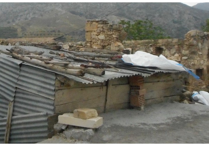 Προσθήκη ξύλων,λίθων,τούβλων,λαμαρίνας κλπ σε στέγη πέρινου κτηρίου