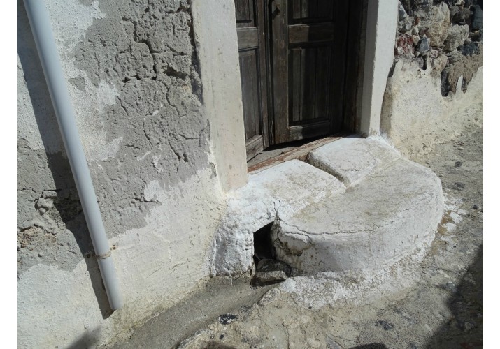 Κατώφλι(διαμόρφωση σκαλοπατιού με οπή για διοχέτευση των βρόχινων υδάτων)
