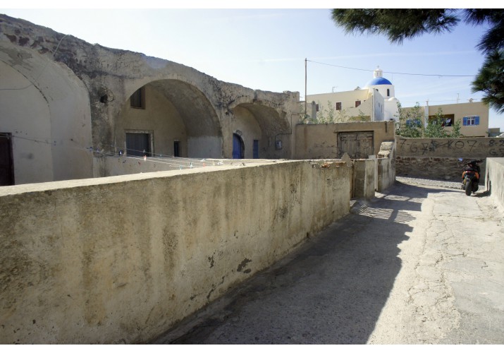 Η Νέα Γετονιά. Μαζική σχετικά κατασκευή, όψη που θυμίζει τα υπόσκαφα, συγκροτούνται σε επιμέρους συμπλέγματα τριών συνήθως σπιτιών, με προαύλιο και χαμηλό φραχτη.