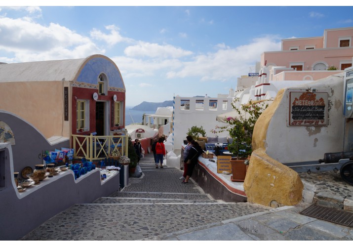 Μαγαζάκια πάνω στον εμπορικό δρόμο