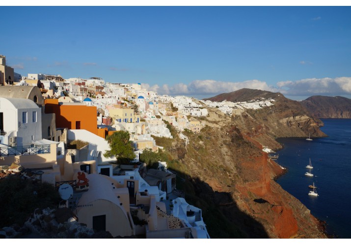 Η γραμμική ανάπτυξη. Γενική άποψη οικισμού, από τον Γουλά προς το πιο πρόσφατο άκρο της Οίας. 