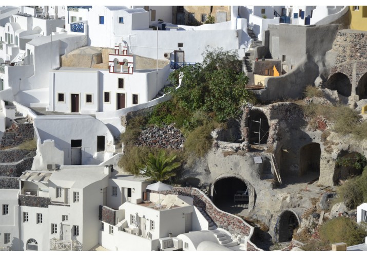 Η περίπλοκη ανάπτυξη στην καλντέρα. Τα κτήρια ξεπροβάλλουν τόσο μέσα από τον βράχο αλλά και το ένα μέσ' απ' τ' άλλο, πάνω, κάτω, ή δίπλα απ' αυτό. Η οριζόντια δόμιση έχει καταρριφθεί