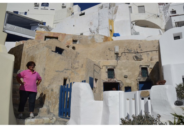 Άποψη της κατοικίας από τον κάτω δρόμο με την κυρία Μαρία την ιδιοκτήτρια