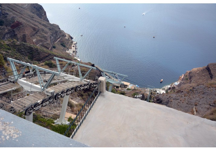 Τελεφερίκ που οδηγεί από την Καλντέρα στο παλιό Λιμάνι.