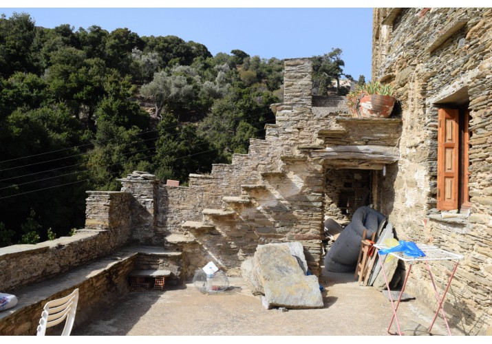ΕΞΩΤΕΡΙΚΗ ΣΚΑΛΑ ΠΟΥ ΕΔΡΑΖΕΤΑΙ ΣΕ ΒΑΣΗ 