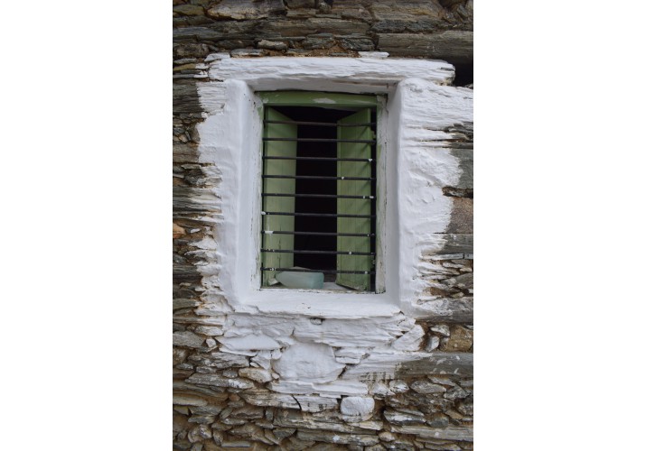 Δίφυλλο παράθυρο με οριζόντιες ράβδους