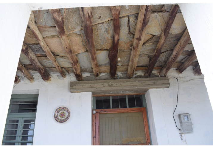Πάτωμα με κυπαρισσόξυλα και σχιστόπλακες