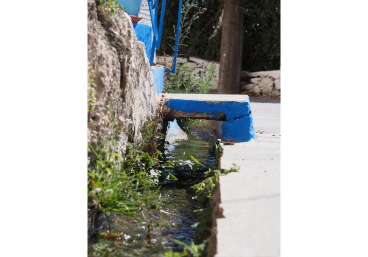 Φωτογραφία, αυλάκι σε σχέση  με την είσοδο στις κατοικίες