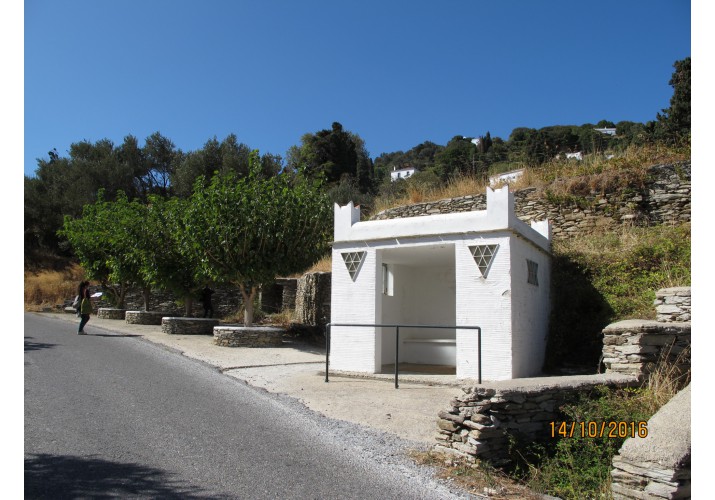 Πλάτωμα με λιθόκτιστο χώρο καθιστικού, επί του περιφερειακού δρόμου