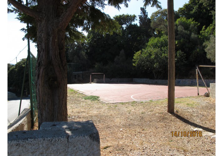 Το γήπεδο ποδοσφαίρου στην δυτική πλευρά του χωριού