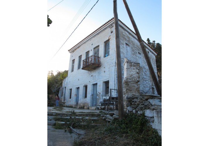 Το παλαιό καφενείο του χωριού και η πλατεία 25ης Μαρτίου μπροστά του