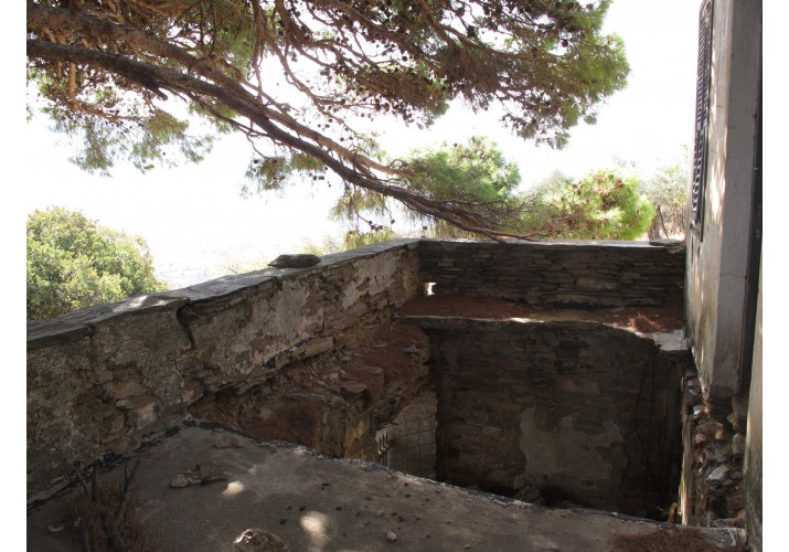 Φθορές. Αν και επισκευασμένο, τμήμα του δώματος κατέρρευσε