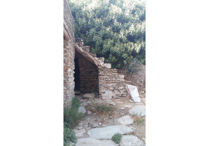 Η λιθόκτιστη σκάλα που οδηγεί στην αυλή-βεράντα του ανωγιού