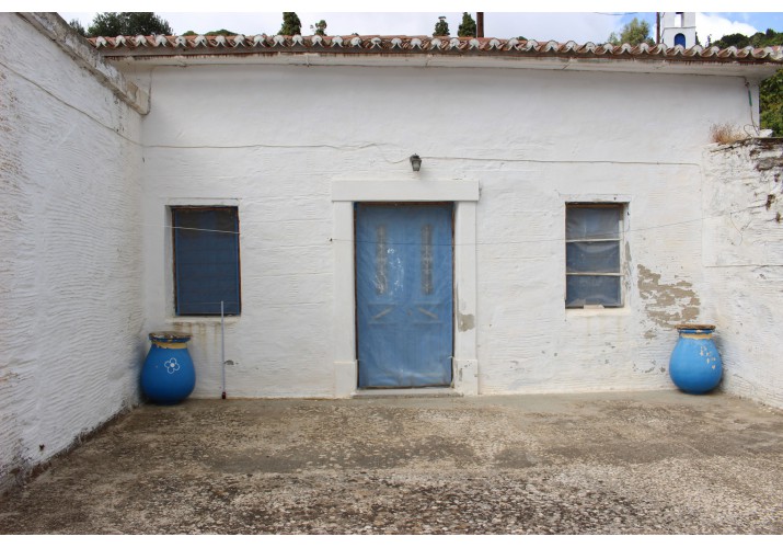 Η αυλή-βεράντα της κατοικίας. Το πρόσκτισμα στα αριστερά αποτελεί μεταγενέστερη προσθήκη