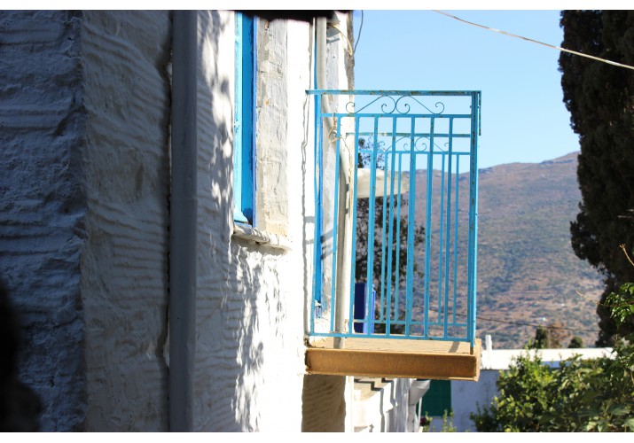 Εξώστης σιδερένιας κατασκευής με κιγκλίδωμα απλής κομψής σύνθεσης