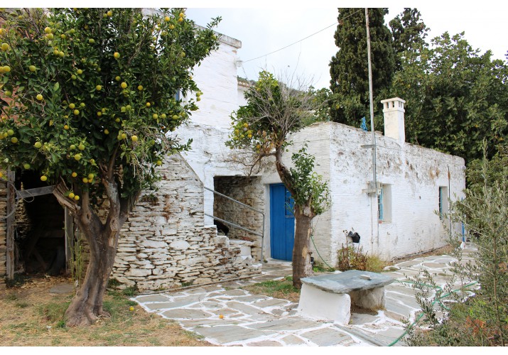 Τραπεζάκι από σχιστόπλακες σε αυλή κατοικίας