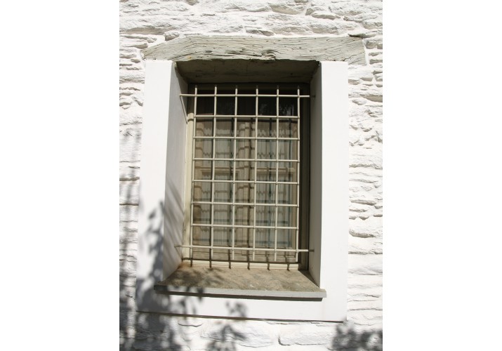 Σιδεριές παραθύρου με οριζόντιες και κατακόρυφες ράβδους 