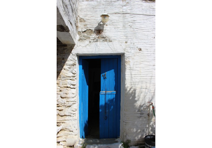 Καρφωτή πόρτα με κατακόρυφες τάβλες και πορτέλο