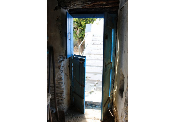 Καρφωτή πόρτα με κατακόρυφες τάβλες και πορτέλο