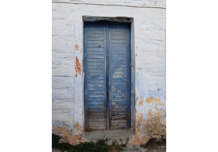 Εξωτερική πόρτα με λεπτές οριζόντιες τάβλες με "καβαλίκι"