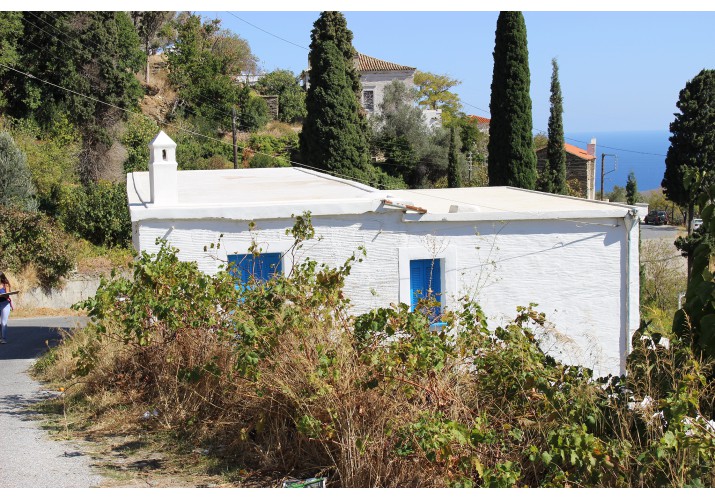 Κάπασος με τετράγωνη διατομή και πυραμιδοειδή στέψη
