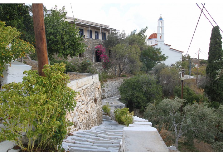 Κτήριο με όψη στον περιφερειακό δρόμο
