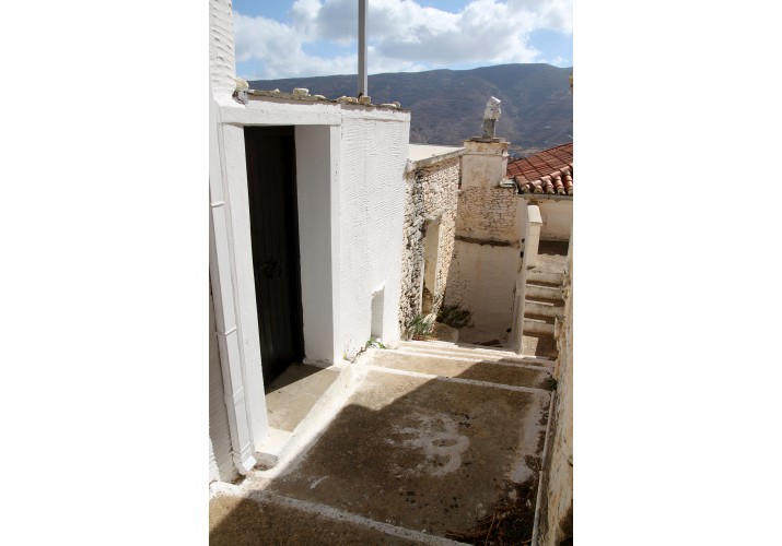 Κτήριο με όψη σε εσωτερικό δρόμο