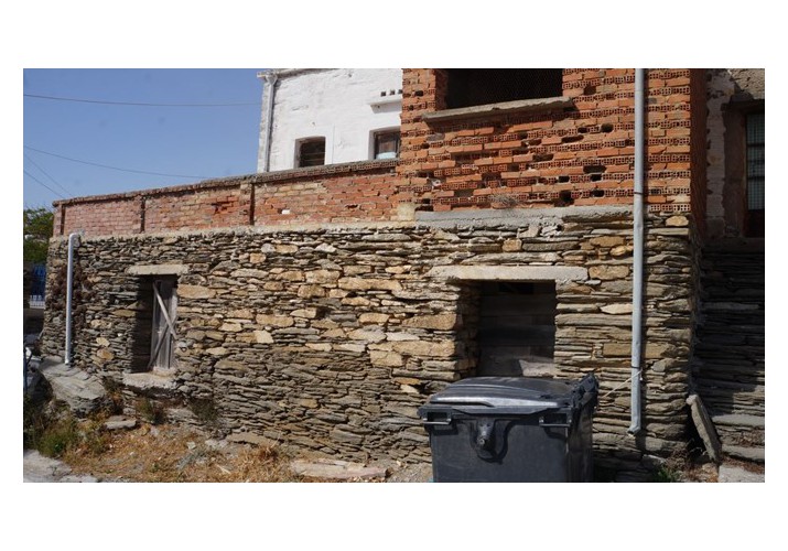 Προσθήκη ορόφου από τούβλα στο πέτρινο κτήριο