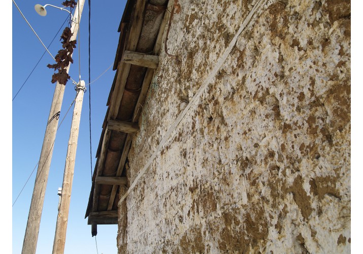 Γείσο στέγης με εμφανή τα δοκάρια στερέωσης των κεραμιδιών.