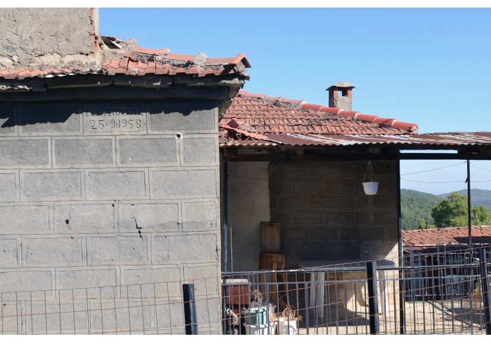 Παράδειγμα λιθαναγλύφου με ένδειξη της χρονολογίας ανέγερσης του κτίσματος.