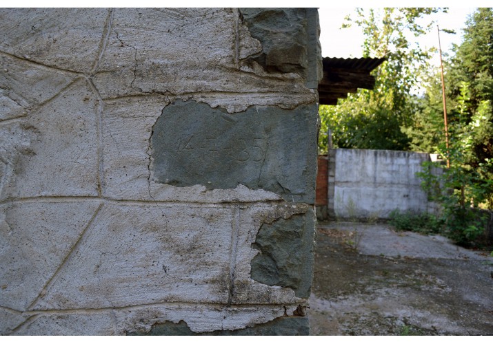Παράδειγμα λιθαναγλύφου με ένδειξη της χρονολογίας ανέγερσης του κτίσματος.