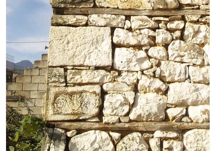 Παράδειγμα λιθανάγλυφων μοτίβων σε γωνιόλιθο.