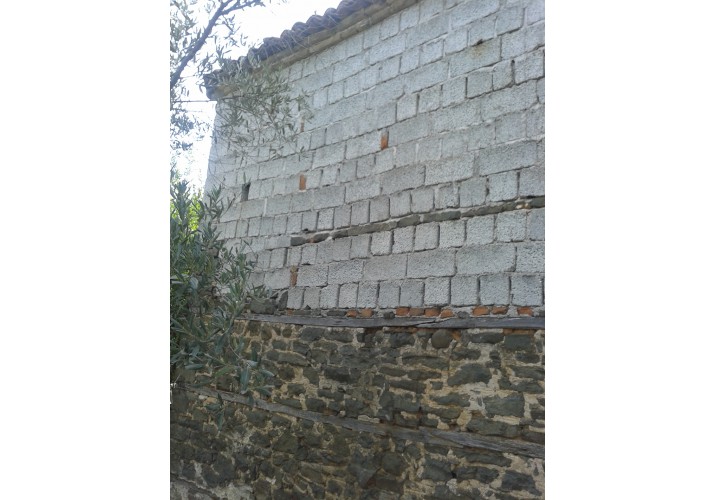 Πλήρωση τμήματος λιθοδομής που είχε αποκοπεί από το κτήριο με τσιμεντόλιθους