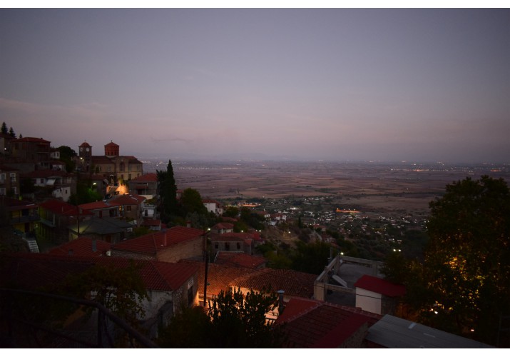 Άποψη οικισμού και θέα προς τον κάμπο