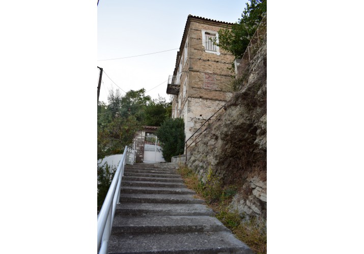 Σκάλα που οδηγεί στο κτίριο