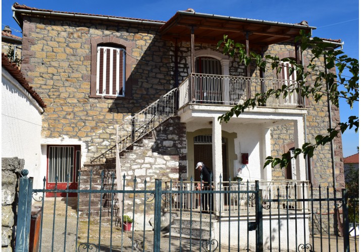 Παράδειγμα σύγκρισης του εξώστη και των υποστηλωμάτων -από σκυρόδεμα- με το παλιό κτίριο