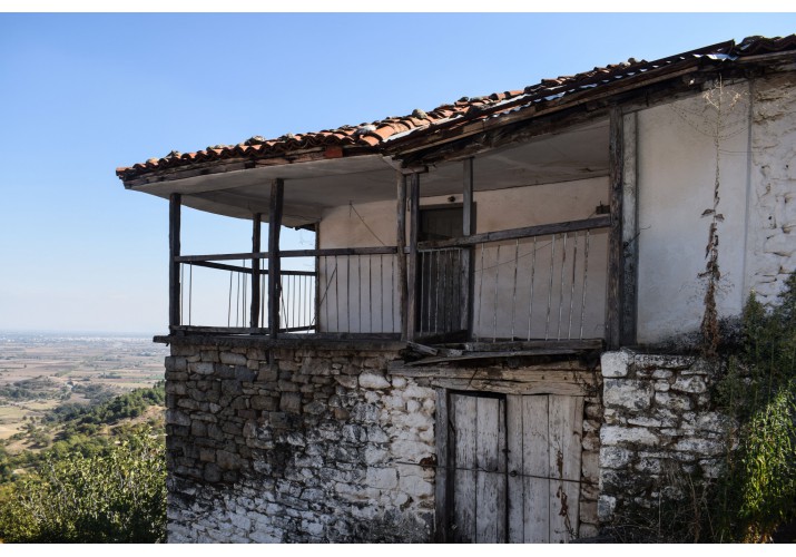 Διώροφο κτίσμα με εξώστη