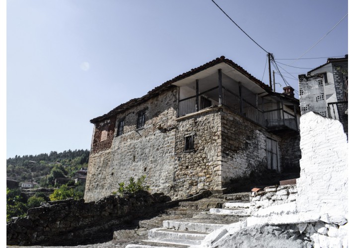 Διώροφο κτίσμα με εξώστη
