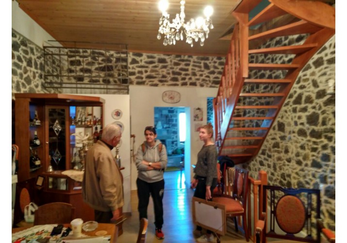 Διώροφο λίθινο κτίσμα στην πλατεία