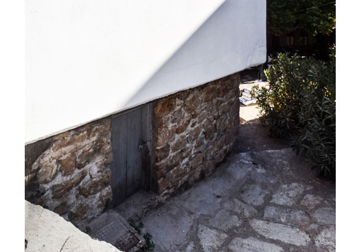 Γειτονικά διώροφα κτίσματα στην πλατεία